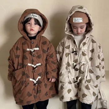 Зимние детские вельветовые куртки с капюшоном и рисунком медведя на хлопковой подкладке для мальчиков с флисовой подкладкой, утепленные длинные стильные пальто для девочек, теплая верхняя одежда